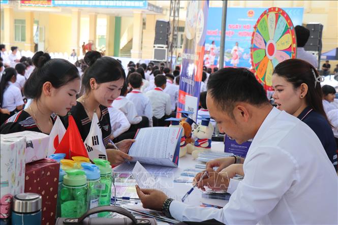 Đại diện đơn vị tuyển dụng lao động đi làm việc ở nước ngoài tư vấn cho học sinh xã Ba Xa tại Ngày hội tư vấn nghề nghiệp, hướng nghiệp. Ảnh: Phạm Cường - TTXVN