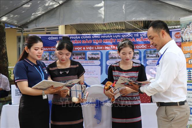 Đại diện đơn vị tuyển dụng lao động đi làm việc ở nước ngoài tư vấn cho học sinh xã Ba Xa tại Ngày hội tư vấn nghề nghiệp, hướng nghiệp. Ảnh: Phạm Cường - TTXVN
