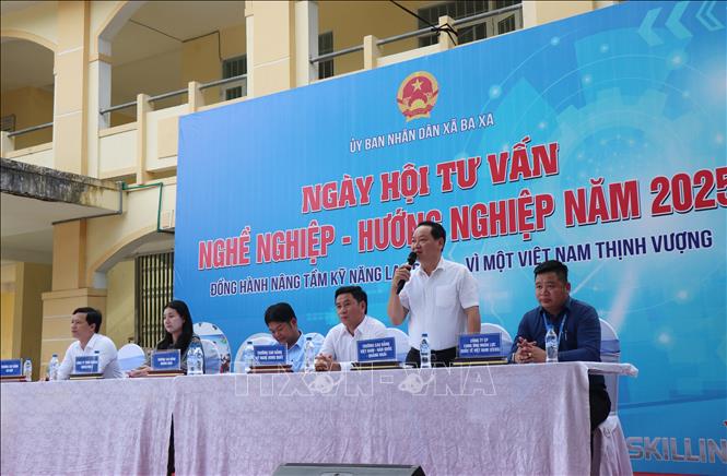 Đại diện các trường nghề, đơn vị tuyển dụng tư vấn, hướng nghiệp cho hơn 200 học sinh và người lao động ở xã đặc biệt khó khăn Ba Xa (Quảng Ngãi). Ảnh: Phạm Cường - TTXVN