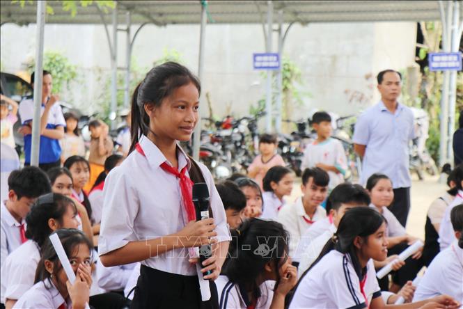 Học sinh xã Ba Xa đặt câu hỏi với các trường nghề, đơn vị tuyển dụng tư vấn, hướng nghiệp. Ảnh: Phạm Cường - TTXVN