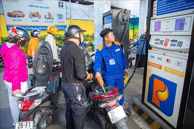 Mua bán xăng, dầu tại cửa hàng Petrolimex. Ảnh: Trần Việt - TTXVN 