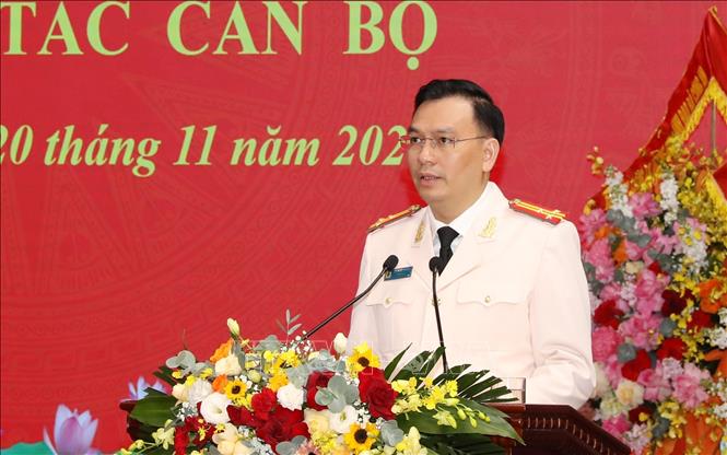 Thượng tá Cù Quốc Thắng, tân Giám đốc Công an tỉnh Ninh Bình, phát biểu nhận nhiệm vụ lễ công bố và trao quyết định. Ảnh: Đức Phương - TTXVN