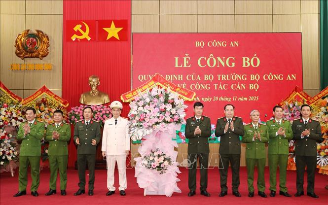 Tập thể lãnh đạo Công an tỉnh Ninh Bình chúc mừng Thượng tá Cù Quốc Thắng tân Giám đốc Công an tỉnh. Ảnh: Đức Phương - TTXVN