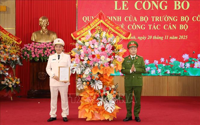 Lãnh đạo Bộ Công an trao quyết định và chúc mừng đồng chí Thượng tá Cù Quốc Thắng, Giám đốc Công an tỉnh Ninh Bình. Ảnh: Đức Phương - TTXVN