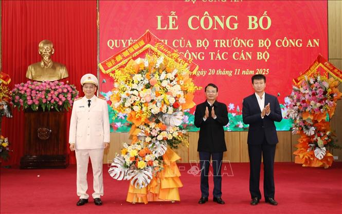 Thường trực Tỉnh ủy Ninh Bình chúc mừng đồng chí tân Giám đốc Công an tỉnh. Ảnh: Đức Phương - TTXVN