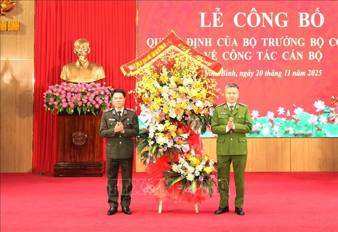 Lãnh đạo Bộ Công an chúc mừng Thiếu tướng Nguyễn Hữu Mạnh, Giám đốc Công an tỉnh Ninh Bình được điều động, bổ nhiệm giữ chức vụ Cục trưởng Cục An ninh nội địa. Ảnh: Đức Phương - TTXVN