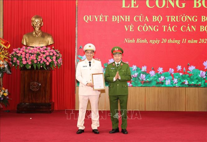 Lãnh đạo Bộ Công an trao quyết định Thượng tá Cù Quốc Thắng, Giám đốc Công an tỉnh Ninh Bình. Ảnh: Đức Phương - TTXVN