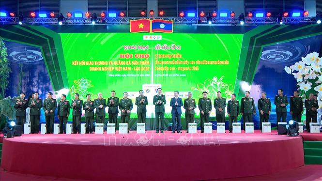 Đại biểu hai nước thực hiện nghi thức khai mạc hội chợ. Ảnh: TTXVN phát