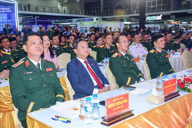 Thượng tướng Nguyễn Trường Thắng, Ủy viên Trung ương Đảng, Thứ trưởng Bộ Quốc phòng Việt Nam cùng các đại biểu dự khai mạc hội chợ. Ảnh: TTXVN phát