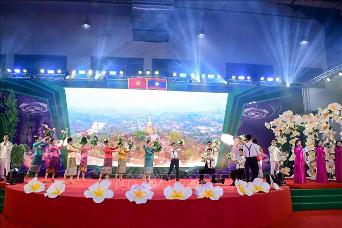 Văn nghệ chào mừng khai mạc hội chợ. Ảnh: TTXVN phát