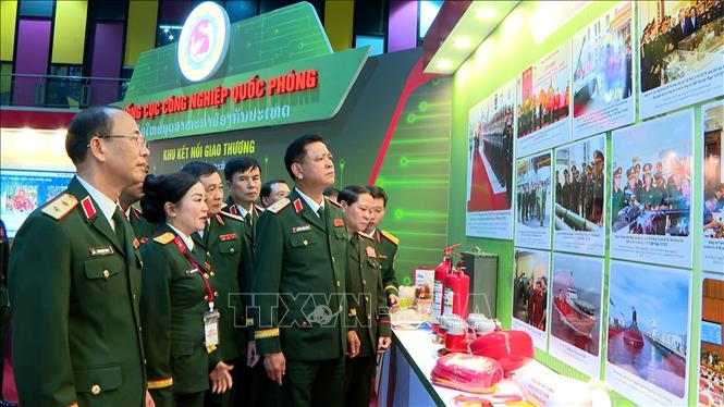 Các đại biểu tham quan triển lãm tại hội chợ. Ảnh: TTXVN phát