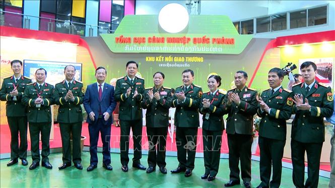 Đoàn đại biểu Bộ Quốc phòng Việt Nam tham dự hội chợ. Ảnh: TTXVN phát