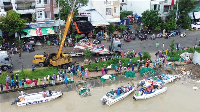 Ca nô du lịch được huy động ở phường Nam Nha Trang (Khánh Hòa) để đưa vào vùng lũ, kịp thời hỗ trợ người dân đang bị cô lập. Ảnh: Nguyễn Thành - TTXVN