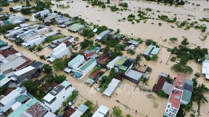 Khu dân cư ở phường Nam Nha Trang (Khánh Hòa) ngập sâu trong nước lũ. Ảnh: Nguyễn Thành - TTXVN