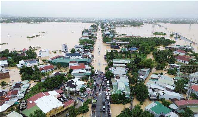 Mưa lũ gây ngập cục bộ trên tuyến quốc lộ 1 đoạn qua xã Suối Hiệp (Khánh Hòa). Ảnh: Nguyễn Thành - TTXVN