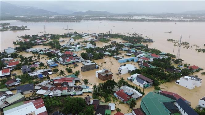 Mưa lũ gây ngập khu dân cư ở xã Suối Hiệp (Khánh Hòa). Ảnh: Nguyễn Thành - TTXVN