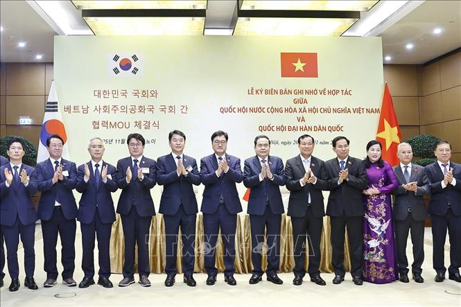 Chủ tịch Quốc hội Trần Thanh Mẫn và Chủ tịch Quốc hội Hàn Quốc Woo Won Shik cùng đại biểu hai nước chụp ảnh chung. Ảnh: Doãn Tấn - TTXVN