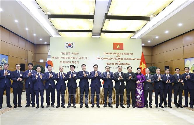 Chủ tịch Quốc hội Trần Thanh Mẫn và Chủ tịch Quốc hội Hàn Quốc Woo Won Shik cùng đại biểu hai nước chụp ảnh chung. Ảnh: Doãn Tấn - TTXVN