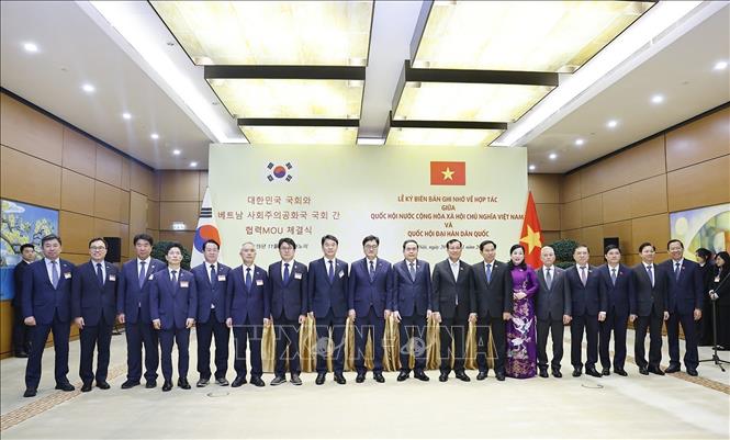 Chủ tịch Quốc hội Trần Thanh Mẫn và Chủ tịch Quốc hội Hàn Quốc Woo Won Shik cùng đại biểu hai nước chụp ảnh chung. Ảnh: Doãn Tấn - TTXVN