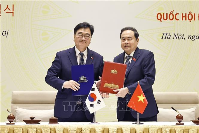 Chủ tịch Quốc hội Trần Thanh Mẫn và Chủ tịch Quốc hội Hàn Quốc Woo Won Shik ký kết Biên bản ghi nhớ về hợp tác giữa Quốc hội hai nước. Ảnh: Doãn Tấn - TTXVN