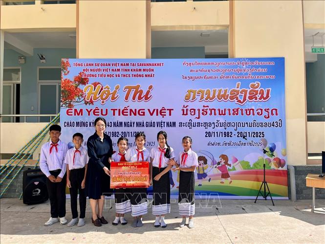 Bà Đặng Thị Hải Tâm, Tổng lãnh sự Việt Nam tại tỉnh Savannakhet trao giải cho các thí sinh đoạt giải. Ảnh: TTXVN phát