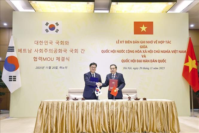 Chủ tịch Quốc hội Trần Thanh Mẫn và Chủ tịch Quốc hội Hàn Quốc Woo Won Shik ký kết Biên bản ghi nhớ về hợp tác giữa Quốc hội hai nước. Ảnh: Doãn Tấn - TTXVN