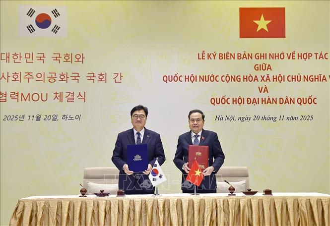Chủ tịch Quốc hội Trần Thanh Mẫn và Chủ tịch Quốc hội Hàn Quốc Woo Won Shik ký kết Biên bản ghi nhớ về hợp tác giữa Quốc hội hai nước. Ảnh: Doãn Tấn - TTXVN