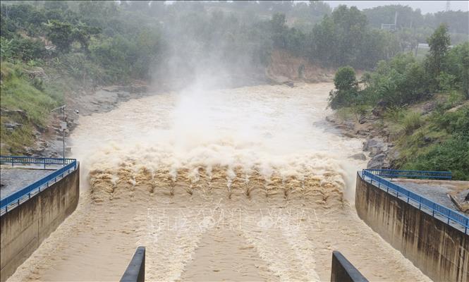 Hồ Suối Dầu (xã Suối Dầu, Khánh Hòa) xả điều tiết nước trong bối cảnh mưa lớn kéo dài. Ảnh: Nguyễn Thành - TTXVN