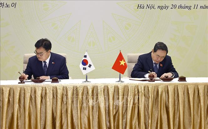 Chủ tịch Quốc hội Trần Thanh Mẫn và Chủ tịch Quốc hội Hàn Quốc Woo Won Shik ký kết Biên bản ghi nhớ về hợp tác giữa Quốc hội hai nước. Ảnh: Doãn Tấn - TTXVN