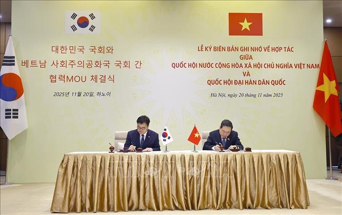 Chủ tịch Quốc hội Trần Thanh Mẫn và Chủ tịch Quốc hội Hàn Quốc Woo Won Shik ký kết Biên bản ghi nhớ về hợp tác giữa Quốc hội hai nước. Ảnh: Doãn Tấn - TTXVN