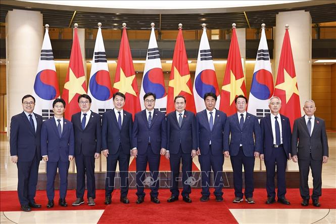 Chủ tịch Quốc hội Trần Thanh Mẫn và Chủ tịch Quốc hội Hàn Quốc Woo Won Shik với đại biểu. Ảnh: Doãn Tấn - TTXVN