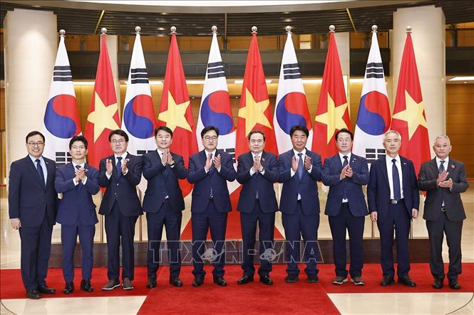 Chủ tịch Quốc hội Trần Thanh Mẫn và Chủ tịch Quốc hội Hàn Quốc Woo Won Shik với đại biểu. Ảnh: Doãn Tấn - TTXVN