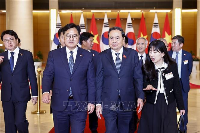 Chủ tịch Quốc hội Trần Thanh Mẫn và Chủ tịch Quốc hội Hàn Quốc Woo Won Shik với đại biểu. Ảnh: Doãn Tấn - TTXVN