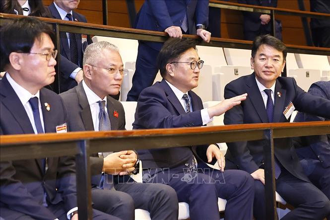 Chủ tịch Quốc hội Hàn Quốc Woo Won Shik dự khán phiên họp của Quốc hội. Ảnh: Doãn Tấn - TTXVN