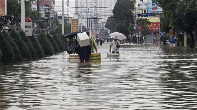 Mực nước lũ dâng cao nhanh chóng tràn vào nhà dân và các tuyến đường huyết mạch, gây thiệt hại nặng nề về tài sản. Ảnh: Đặng Tuấn – TTXVN
