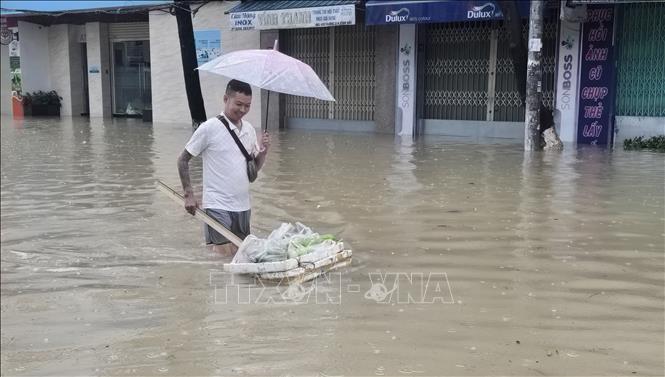 Người dân đi mua lương thực tại Bắc Nha Trang. Ảnh: Đặng Tuấn – TTXVN
