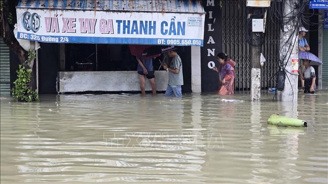 Người dân chật vật di chuyển đồ đạc lên cao để tránh lũ khi mưa lớn vẫn chưa có dấu hiệu dừng lại. Ảnh: Đặng Tuấn – TTXVN