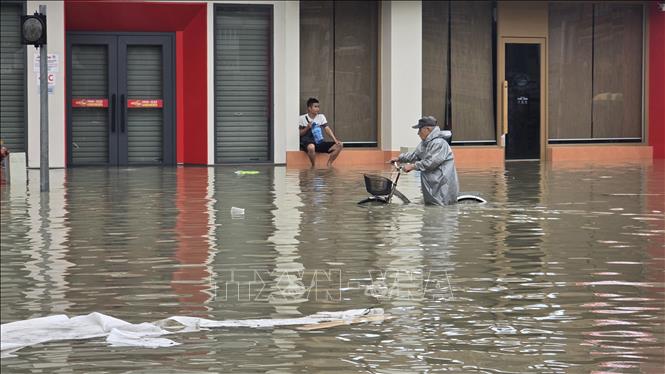 Mưa lớn kéo dài đến chiều tối 20/11/2025 khiến nhiều khu dân cư thấp trũng tại Khánh Hòa chìm trong biển nước, gây chia cắt cục bộ. Ảnh: Đặng Tuấn – TTXVN
