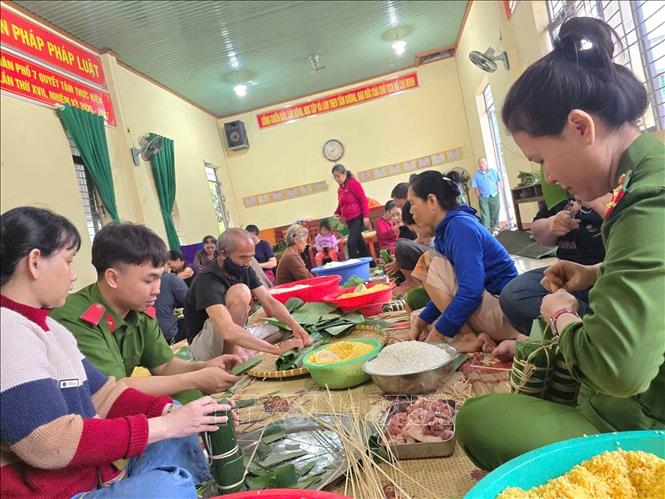 Phường Tân An góp sức nấu bánh chưng, bánh tét gửi tặng người dân vùng ngập lụt phía Đông tỉnh Đắk Lắk. Ảnh: TTXVN phát
