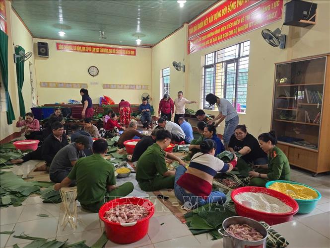 Đông đảo cán bộ, lực lượng công an và người dân phường Tân An (tỉnh Đắk Lắk) chung tay gói bánh để gửi tặng người dân vùng lũ. Ảnh: TTXVN phát