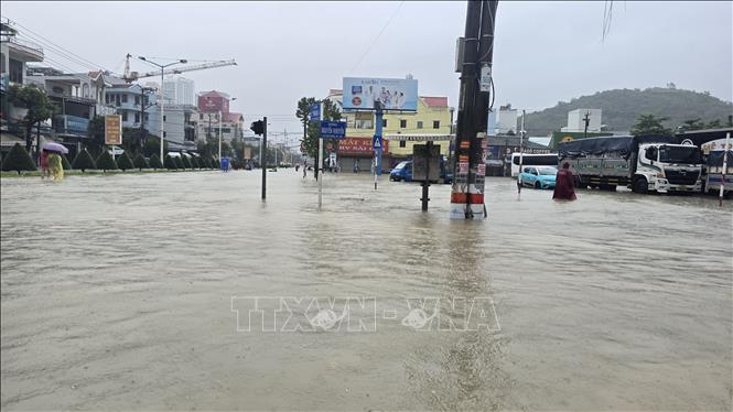 Mực nước lũ dâng cao nhanh chóng tràn vào nhà dân và các tuyến đường huyết mạch, gây thiệt hại nặng nề về tài sản. Ảnh: Đặng Tuấn – TTXVN