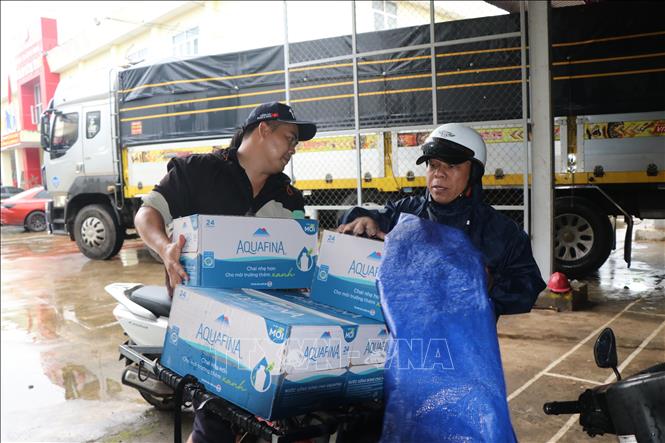 Người dân, cán bộ, chiến sĩ tại phía Tây tỉnh Đắk Lắk ủng hộ nhu yếu phẩm với mong muốn san sẻ khó khăn với đồng bào vùng lũ. Ảnh: Nguyên Dung – TTXVN 