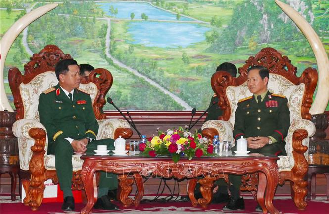 Thượng tướng Khamliang Outhakaysone (phải), Bộ trưởng Bộ Quốc phòng Lào, tiếp Thượng tướng Nguyễn Trường Thắng, Thứ trưởng Bộ Quốc phòng Việt Nam đến chào xã giao. Ảnh: Xuân Tú - PV TTXVN tại Lào