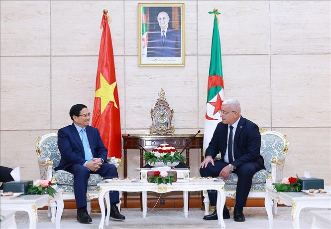 Thủ tướng Phạm Minh Chính hội kiến Chủ tịch Quốc hội Nhân dân Algeria (Hạ viện Algeria) Brahim Boughali. Ảnh: Dương Giang-TTXVN
