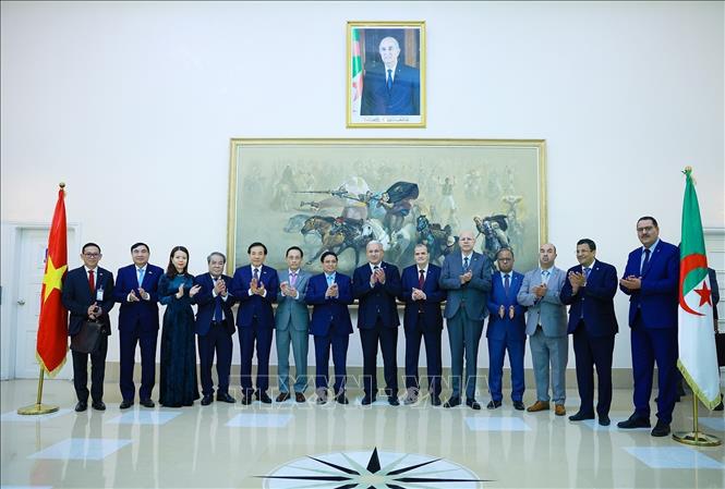 Thủ tướng Phạm Minh Chính và Chủ tịch Quốc hội Nhân dân Algeria (Hạ viện Algeria) Brahim Boughali cùng thành viên đoàn hai nước. Ảnh: Dương Giang-TTXVN

