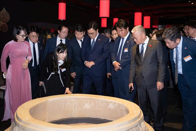 Chủ tịch Quốc hội Hàn Quốc Woo Won Shik tham quan Khu trưng bày khảo cổ dưới lòng tòa nhà Quốc hội. Ảnh: Doãn Tấn - TTXVN