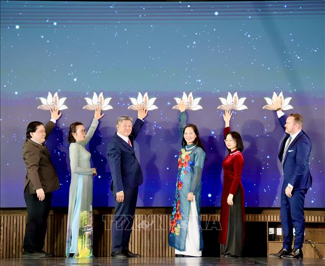 Các đại biểu thực hiện nghi thức  khai trương đường bay thẳng trực tiếp Thành phố Hồ Chí Minh – Copenhagen (Đan Mạch). Ảnh: Phương Hoa – PV TTXVN tại châu Âu