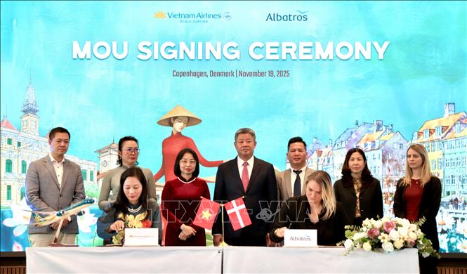 Hãng Vietnam Airlines và Albatros Travel thống nhất hợp tác phát triển các sản phẩm du lịch hai chiều, nhằm gia tăng lượng khách Đan Mạch đến Việt Nam, đồng thời mở rộng dòng khách Việt Nam tới Bắc Âu. Ảnh: Phương Hoa – PV TTXVN tại châu Âu