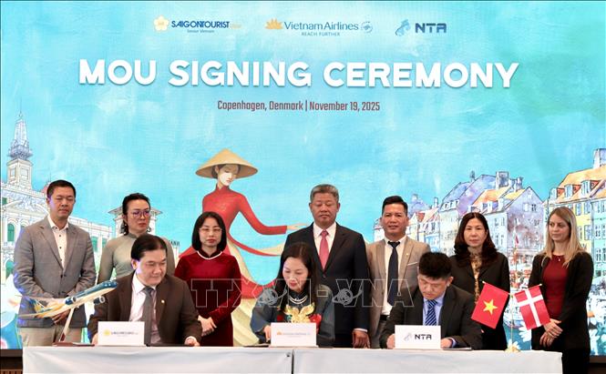 Các hãng hàng không Vietnam Airlines, Saigontourist và Nordic Travel thiết lập biên bản hợp tác ba bên nhằm mở rộng hệ thống tour trọn gói và nâng cao trải nghiệm cho khách hàng. Ảnh: Phương Hoa – PV TTXVN tại châu Âu