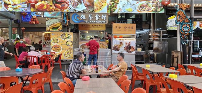 Một quán ăn đặc trưng phục vụ khách du lịch tại Jalan Alor, khu chợ ẩm thực nổi tiếng ở trung tâm Kuala Lumpur, Malaysia. Ảnh: Bùi Hoàn - PV TTXVN tại Malaysia